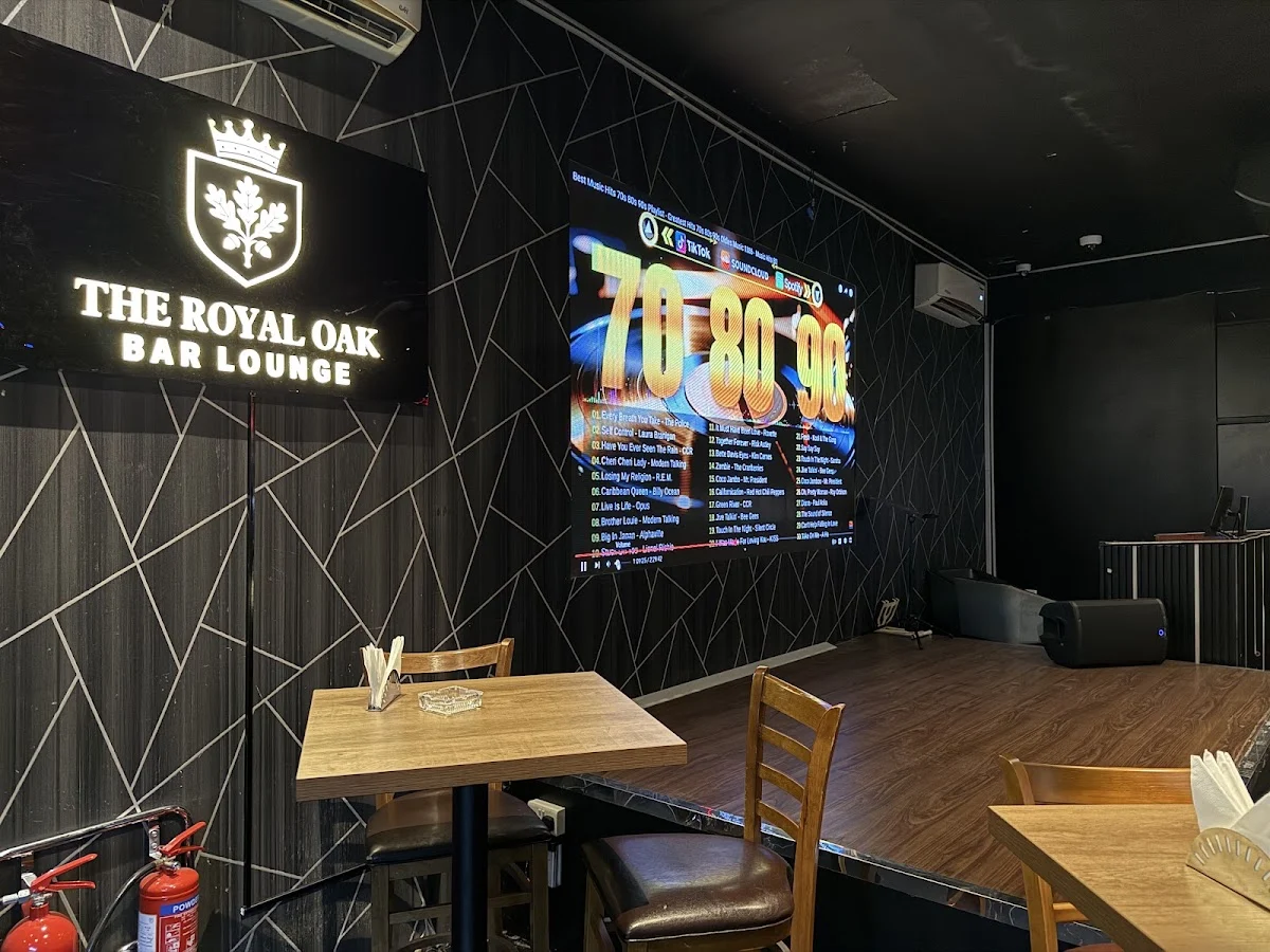The Royal Oak - Bar Lounge - 4